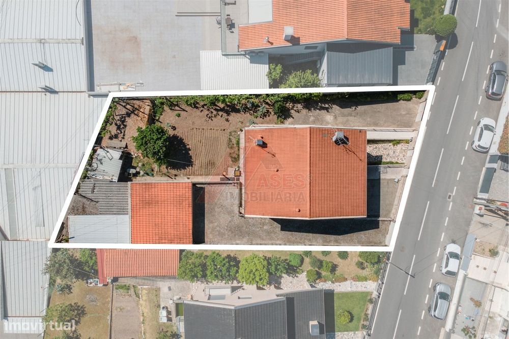 Moradia Espaçosa com 3 Habitações Independentes, Garagens e Terreno –