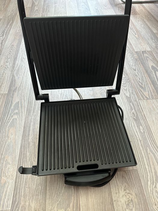 Гриль Tefal в робочому стані