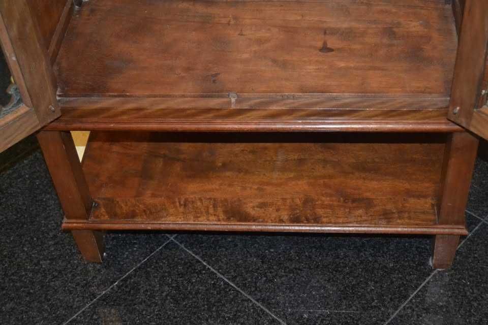 Movel Expositor Centenário em Madeira