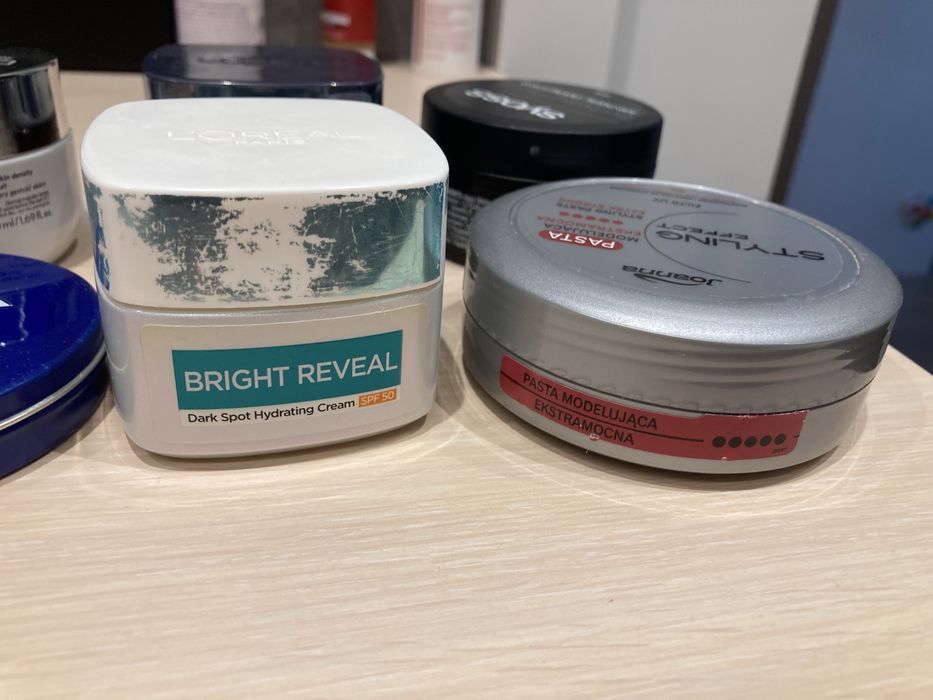 Puste pojemniki po kremach i kosmetykach