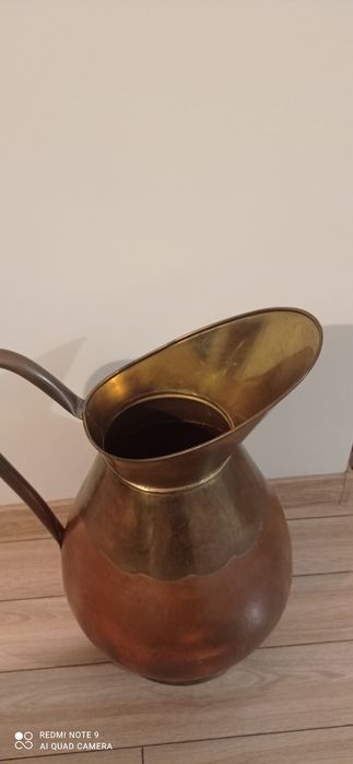 Stary, duży miedziano- mosiężny dzban.