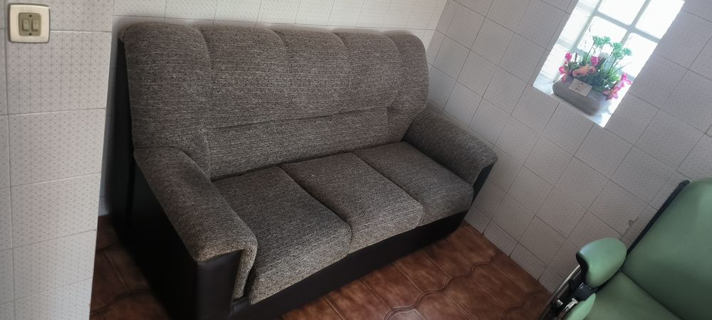Sofá de três lugares em tecido