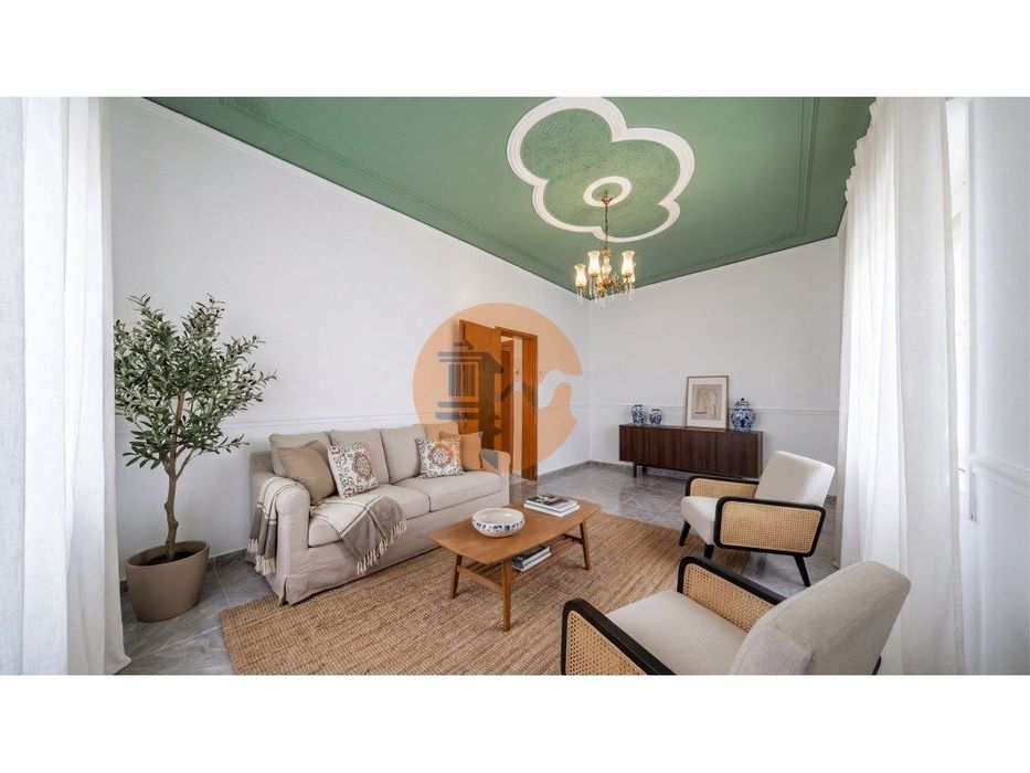 Moradia para renovar com terraço - excelente investimento em Olhão