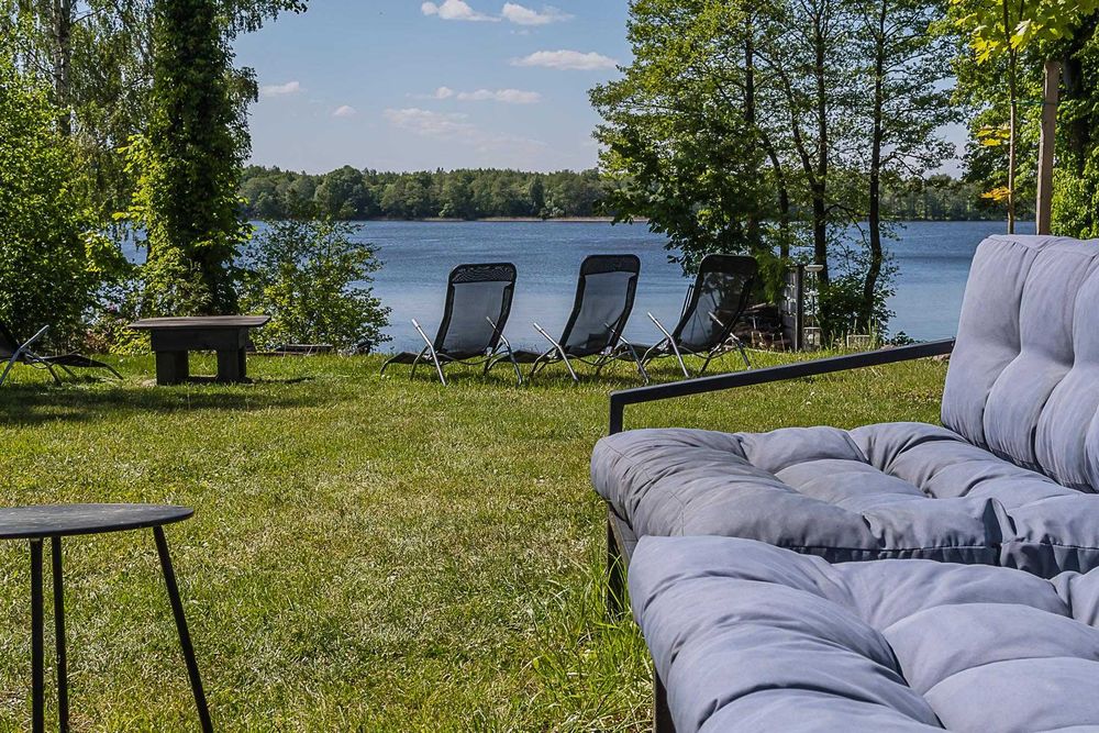 Domek letniskowy nad jeziorem z własną linią brzegową