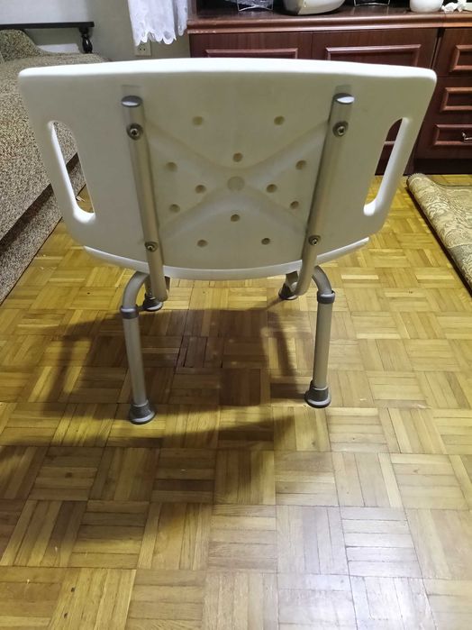 Krzesło prysznicowe z oparciem / SPRAWNE / taboret z oparciem