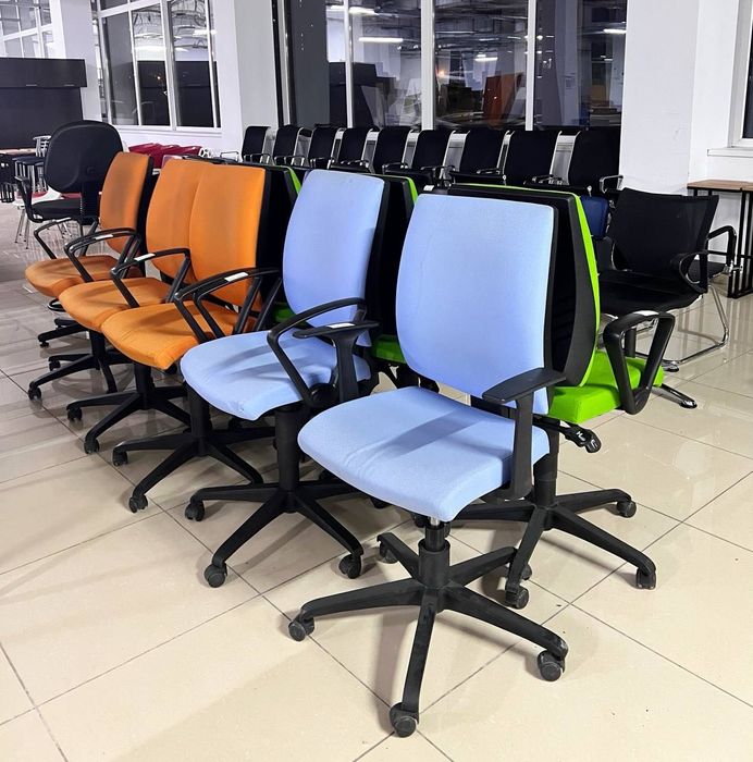 Крісла офісні компʼютерні кресла стулья