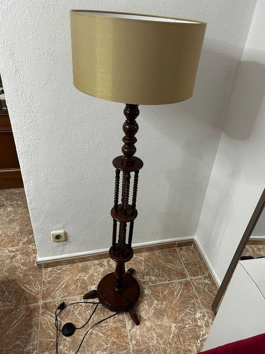 Candeeiro de Pé de Madeira