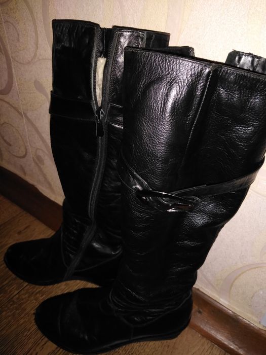 Срочно!Сапоги зима кожані на овчині 37 розмір на танкетці майже нові