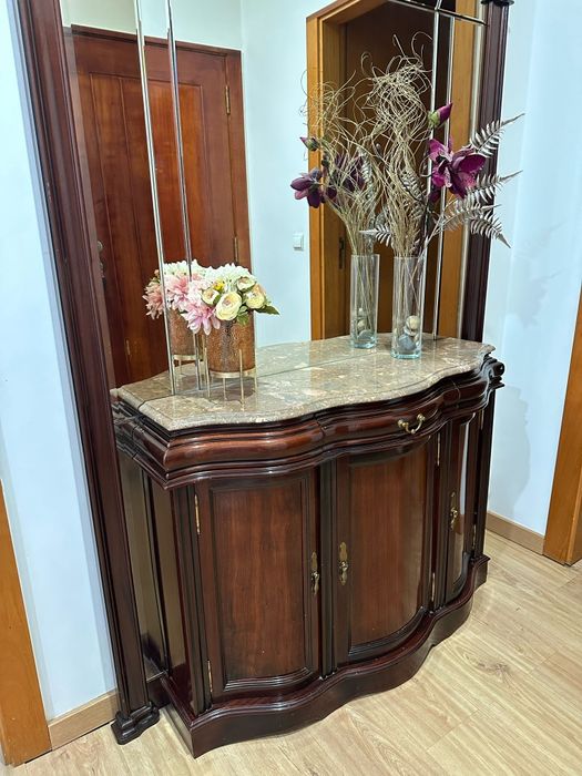 Aparador com espelho