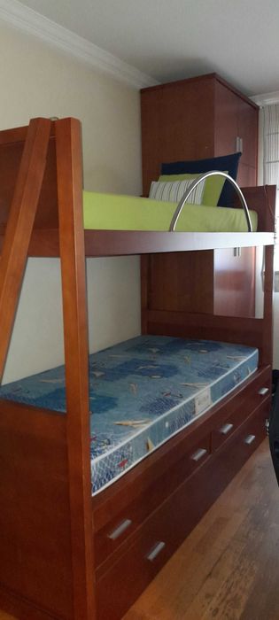 Vendo Mobília de Quarto com beliche, roupeiro e secretária