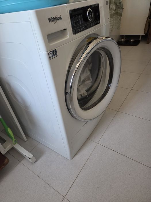 Máquina de secar roupa Whirlpool Supreme Care 9 kg em excelente estado, totalmente funcional. Venda apenas por mudança de residência.