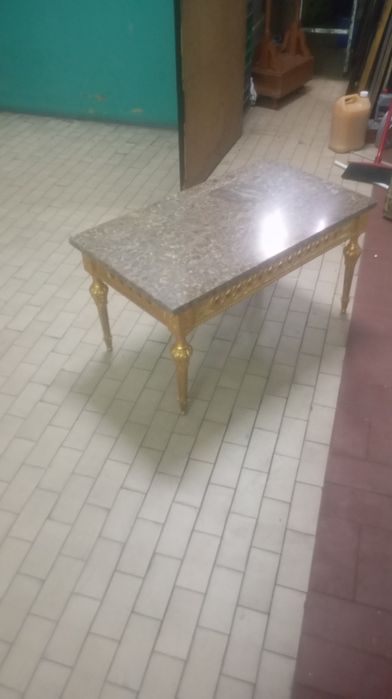 Mesa de centro, com tampo em mármore e estrutura em madeira maciça dourada