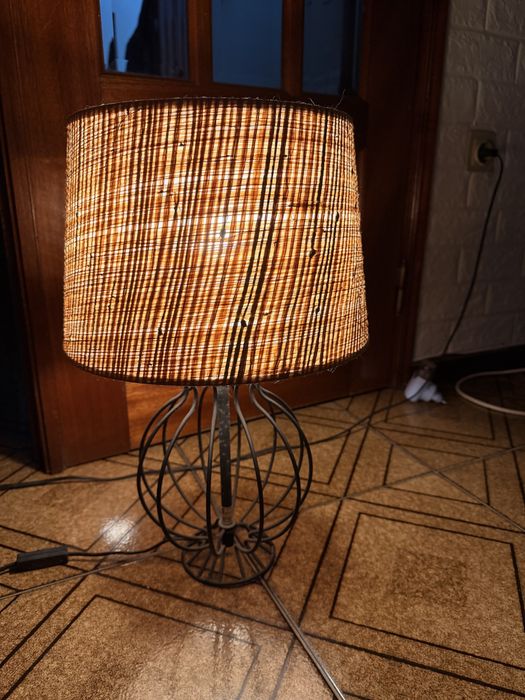 Candeeiro de Mesa em Metal e Abajur em Fibra Natural – Estilo Rústico/Boho