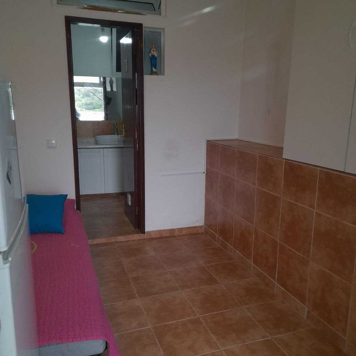 Quarto para arrendar, despesas incluídas, com casa da banho e pequena cozinha uso privado, em Fatima
