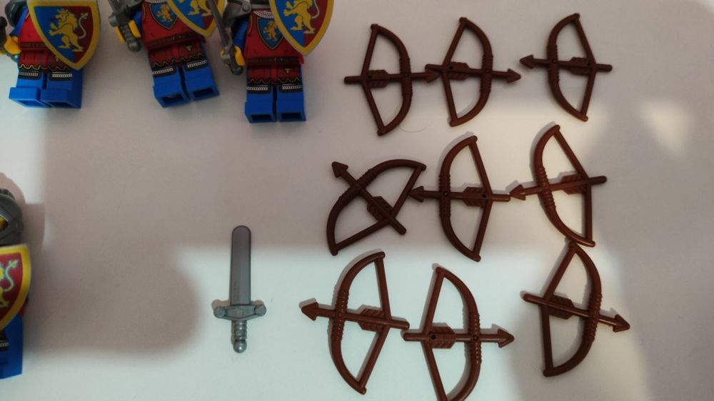 Lego mix 9 minifigurek rycerzy herbu lwa