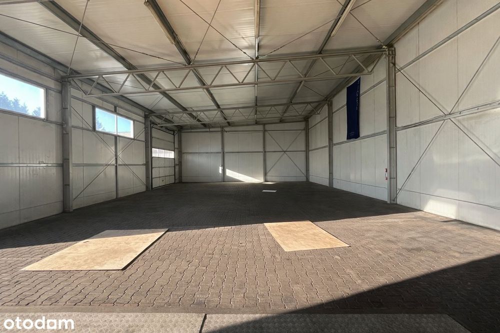 Wiata hala z dwoma bramami, biurem i dwie bramy