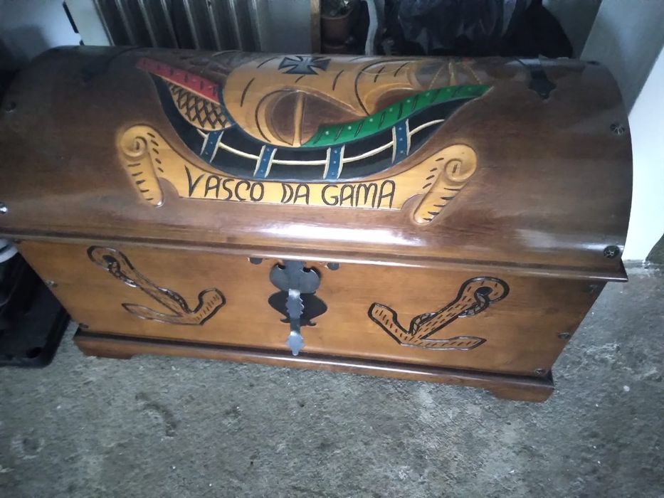 Baú rústico antigo