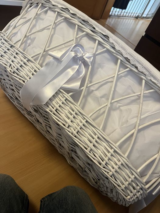 Cesta em verga branca para bebé dm bom estado