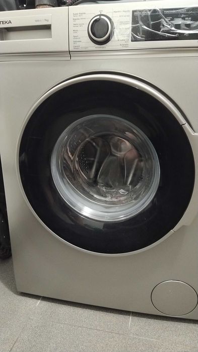 Máquina de lavar roupa, bancos para bancada e móvel em pedra