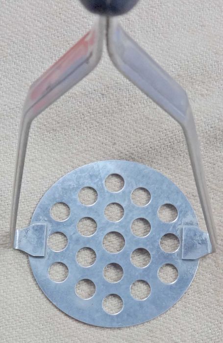 Толкучка почти новая с нержавейки диаметр 7,5 см длина ручки 28 см