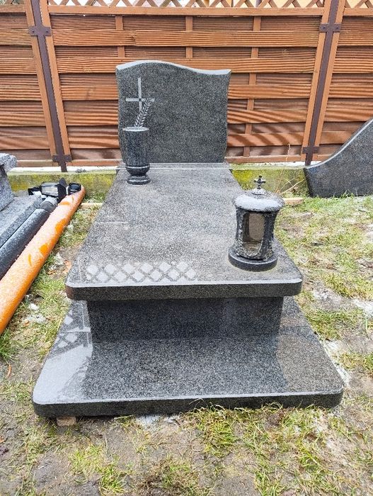 Nagrobek granitowy