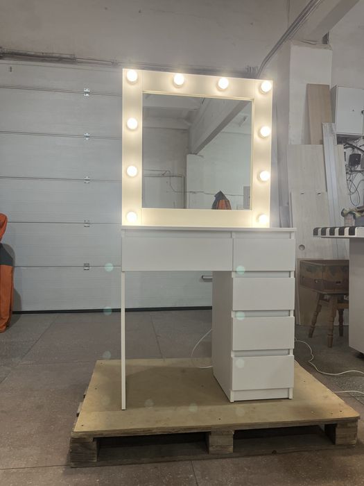 Туалетний столик з підсвіткою косметичний стіл дзеркало для макіяжу