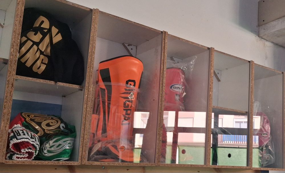 Equipamento e material desportivo  vestuário  novo  luvas e caneleiras