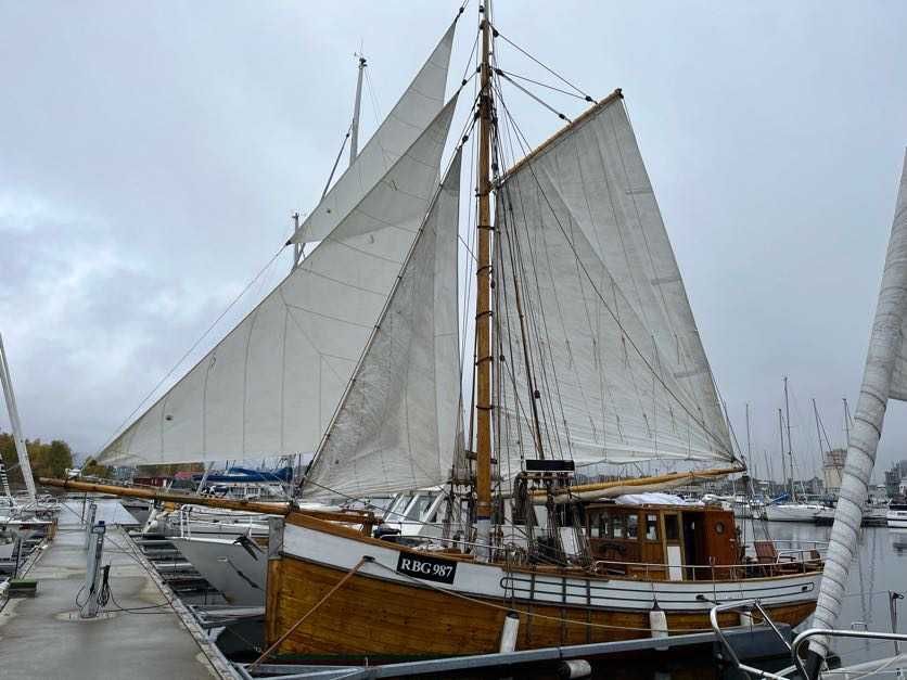 Iate à vela clássica de madeira, com 2 jogos completos de velas e motor interno Perkins.