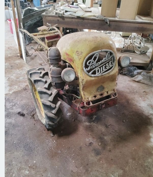 Tractor muito  antigo