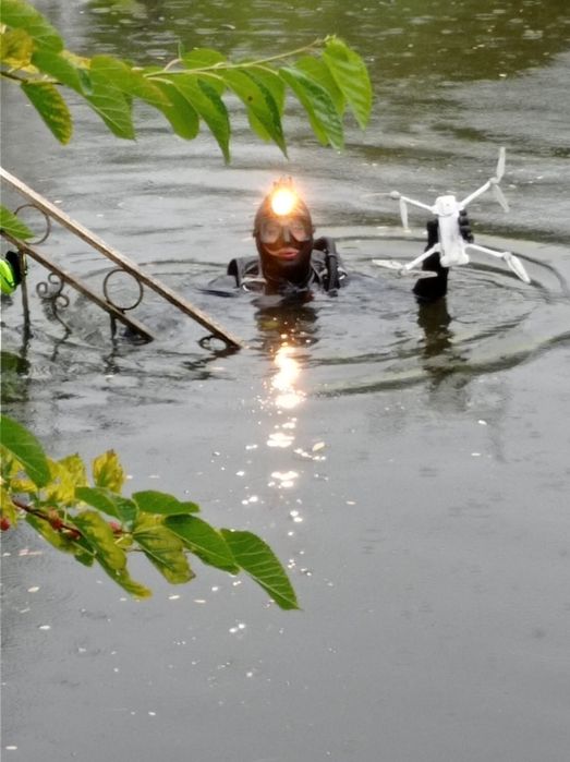 Водолаз з професійним спорядженням та досвідом