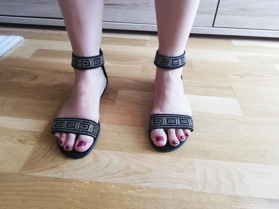 Czarne błyszczące sandały Deichmann