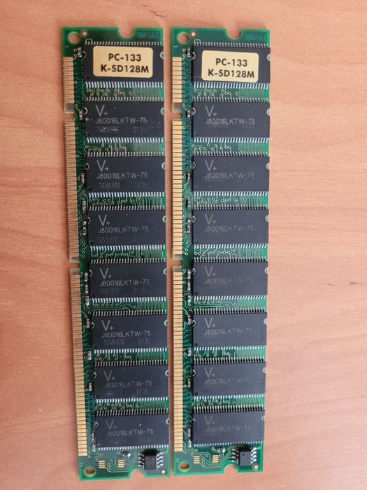 Dwa moduły pamięci operacyjnej po 128MB