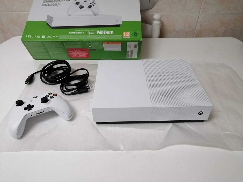 Xbox One S All Digital conservado com comando incluso