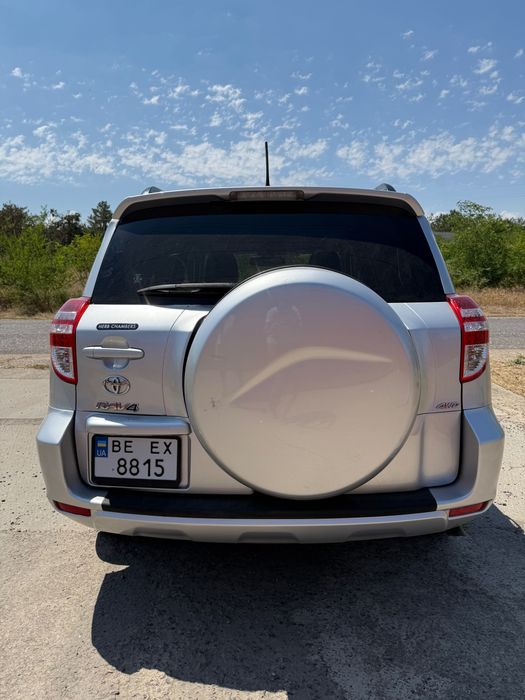 Продам сімейне авто Toyota Rav4 Long 2011