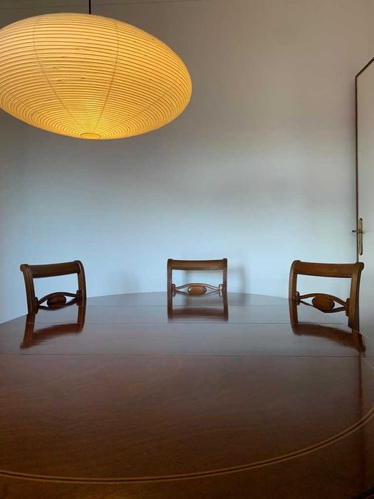 Mesa de jantar clássica em madeira maciça com cadeiras