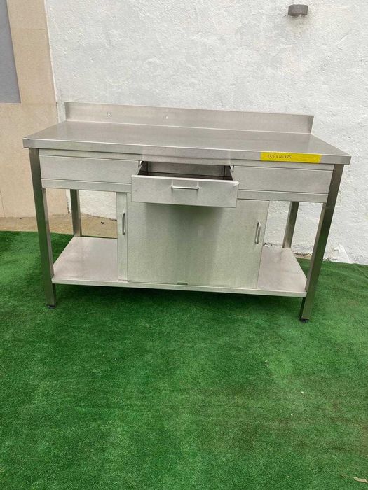 Bancada neutra em inox com 1 gaveta e 2 portas