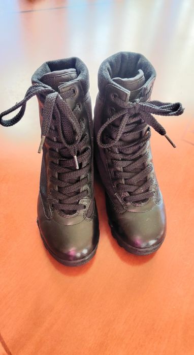 Черевики, кросівки для дівчинки