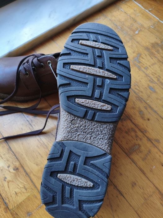 Sapatos de cor castanho novos