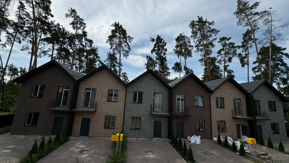 Лісова Буча, двоповерховий таунхаус в оточенні сосен, з документами