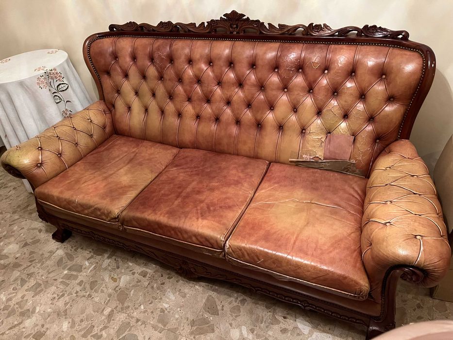 Sofá cabedal e madeira trabalhada