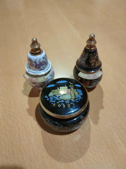 Conjunto de frascos de perfume vintage.