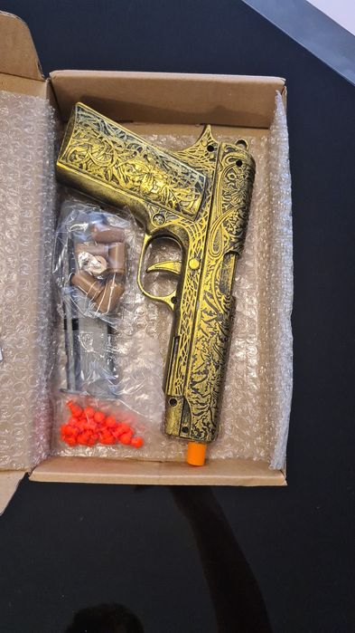 Pistola de Brinquedo Dourada com Design Detalhado com Munições