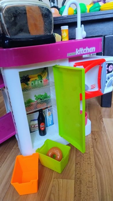 Дитяча кухня, мікрохвильова, тостер, їжа, приладдя