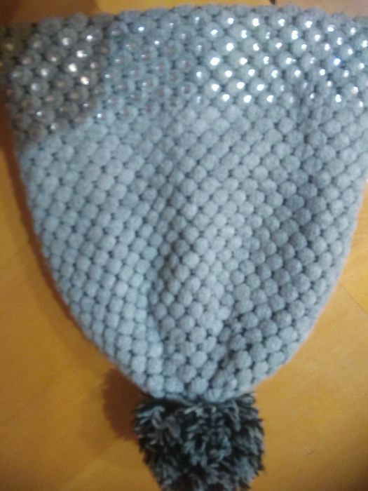 Czapka ciepła z ozdobieniem z akrylu popielata