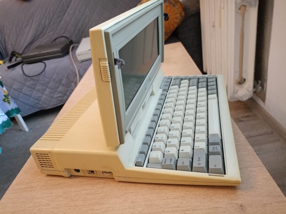 Toshiba T1000 laptop