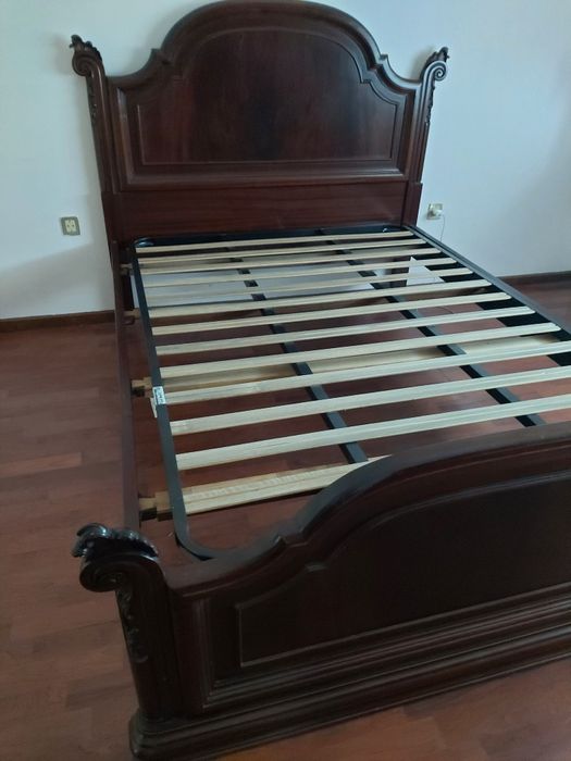 Cama de casal em mogno