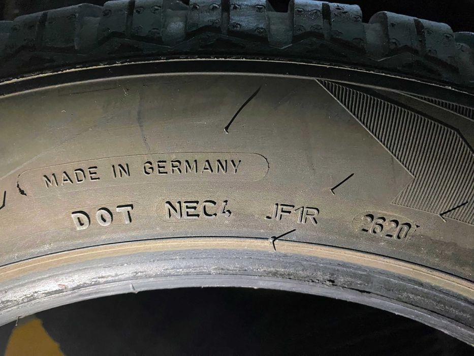 Pneus Goodyear UltraGrip 8
Performance 285/45 R20 112V XL AO (4 peças)