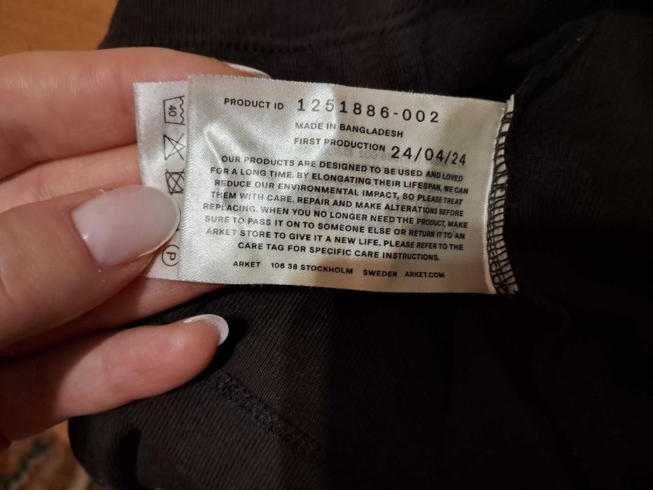 Лонгслів від Arket шоколадного кольору