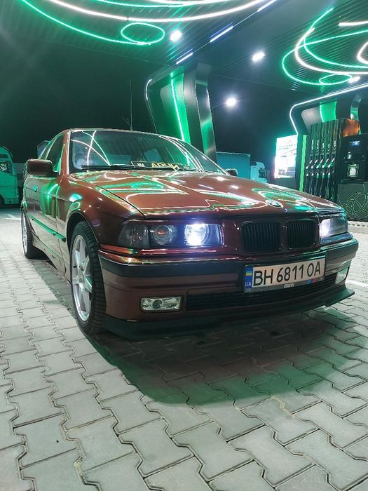 Продам  BMW e36 седан