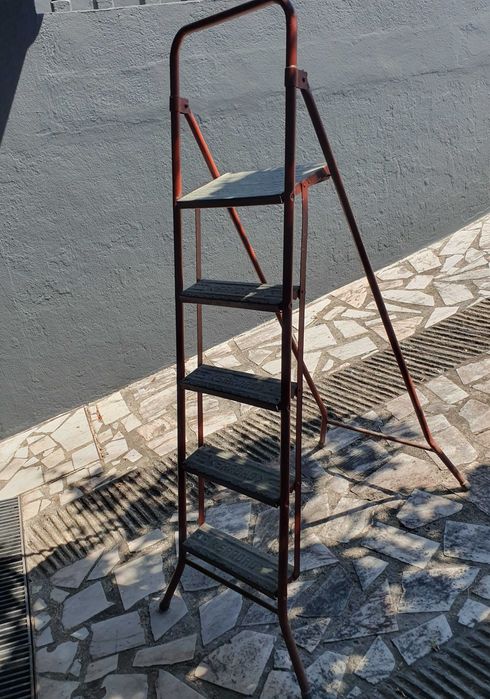 Muito raro escadote antigo, marca Sardão, em ferro, recuperado